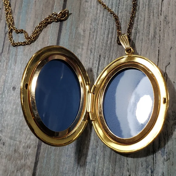 Marathon 12k GF Flower Locket - Picture 11 of 16